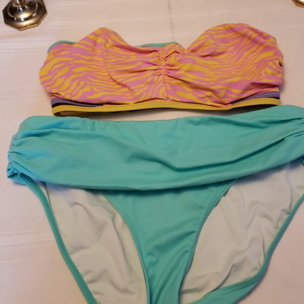 Victoria secret 34d, medium bottoms
